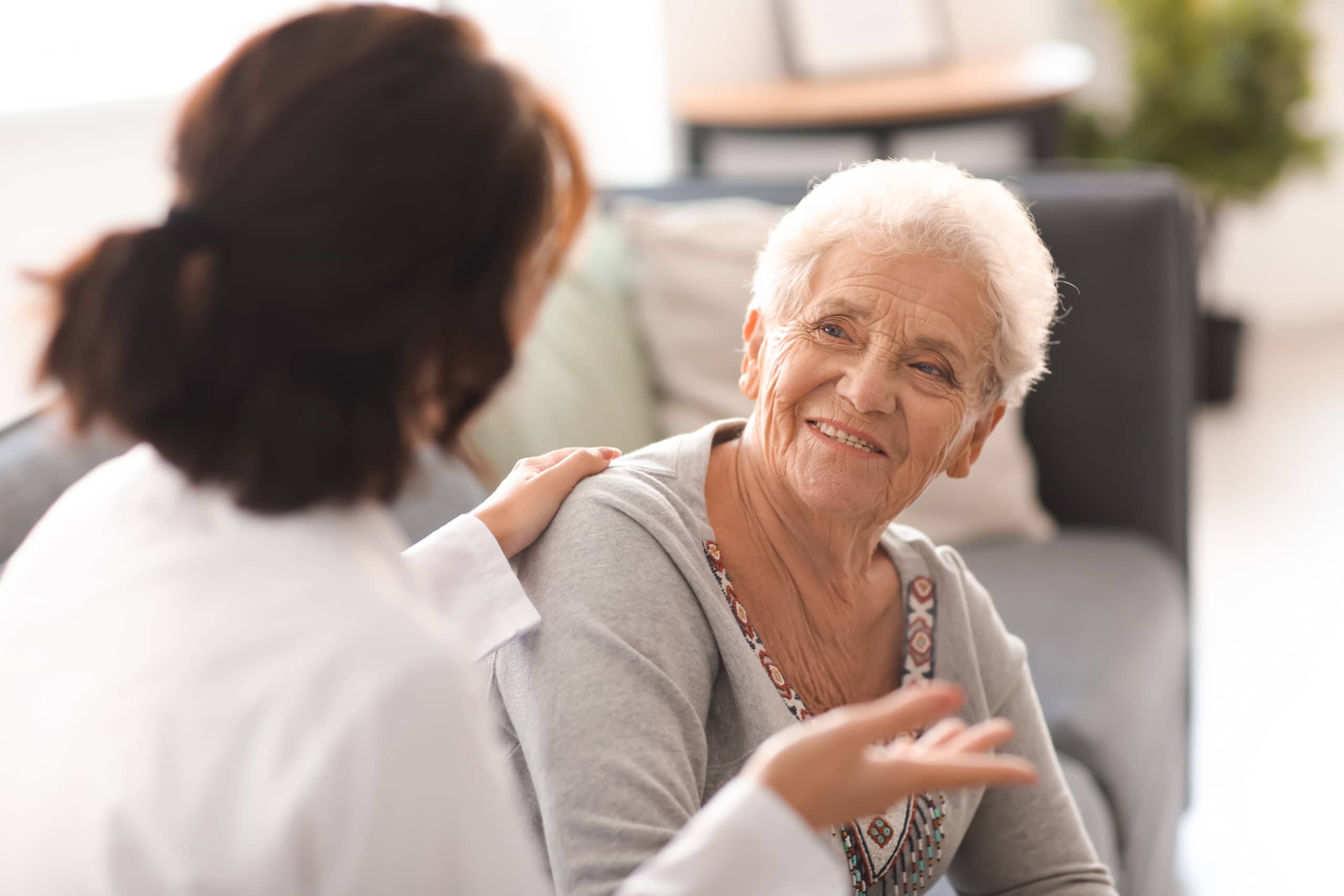 Young,doctor,visiting,elderly,woman,at,home