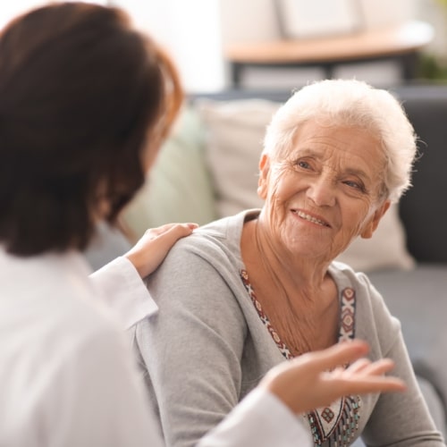 Young,doctor,visiting,elderly,woman,at,home